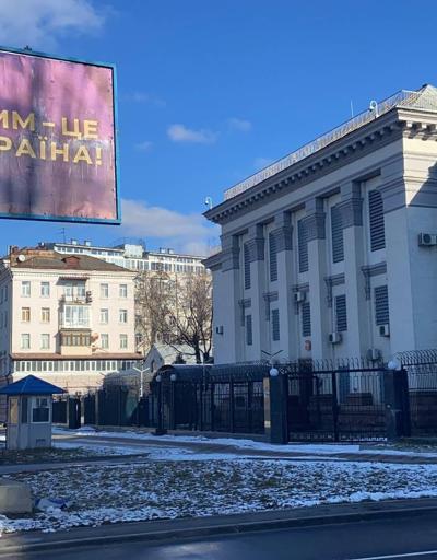 Büyükelçilik önüne Kırım Ukrayna’dır pankartları asıldı