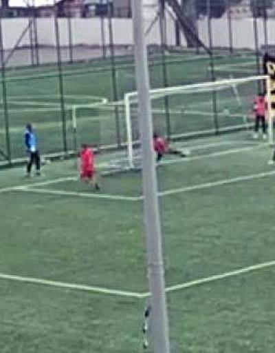 Amatör maçta ilginç olay: Top toplayıcı çocuk golü kurtardı