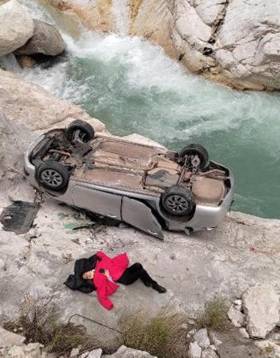 Otomobil 7 metreden kayalığa düştü