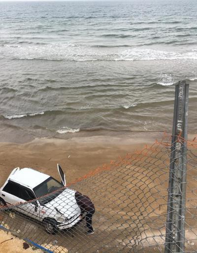 Otomobil 8 metrelik menfez köprüden plaja düştü