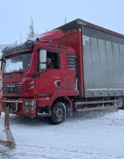 Afyonkarahisar-Ankara karayolunda kar nedeniyle ulaşım aksadı