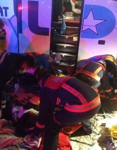 Sivasta yolcu otobüsü devrildi: 4ü ağır 20 kişi yaralı