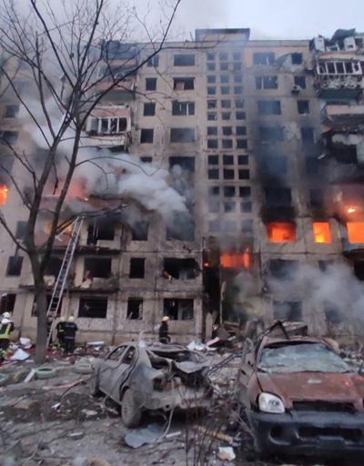 Kievde 9 katlı bina vuruldu: 2 kişi hayatını kaybetti