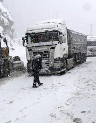 Zigana Geçidinde kar ve tipi ulaşımı aksatıyor