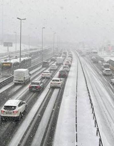 İstanbulda kar yağışı aralıklarla etkili oluyor