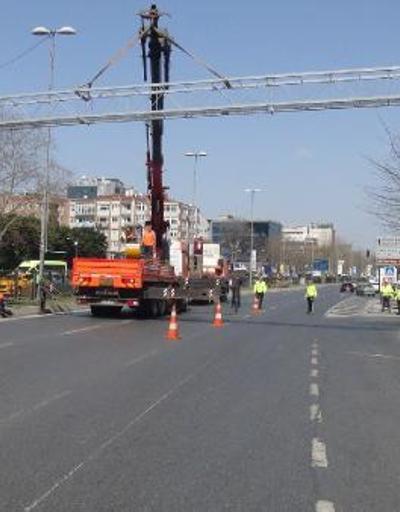Beşiktaşta yön tabelası tehlikesi: Yol trafiğe kapandı