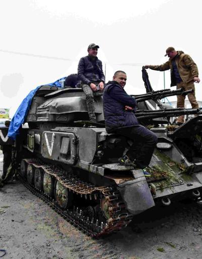 Rusların geride bıraktığı tanklar Kieve getiriliyor