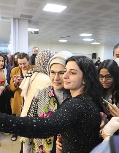 Emine Erdoğan, KYK Yurdu’nda kalan kız öğrencilerle iftar yaptı