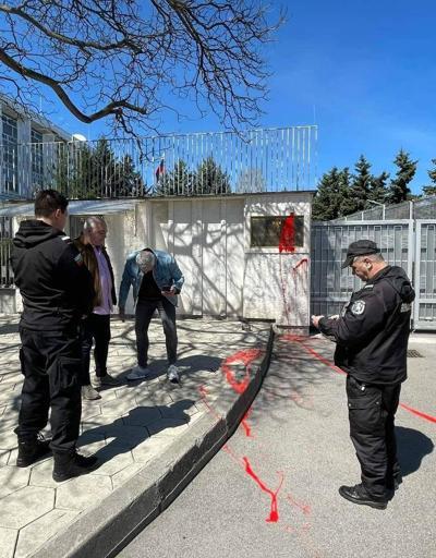 Rusyanın Sofya Büyükelçiliğinde kırmızı boyalı savaş protestosu: İki Bulgar siyasetçi tutuklandı