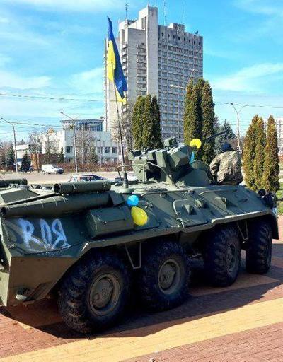 Ruslardan ele geçirilen zırhlı araç, Ukraynada gelin arabası oldu