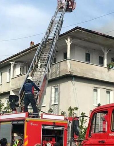 Bayramda korkutan yangın: İki katlı evin çatısı alevlere teslim oldu