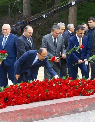 Haydar Aliyev, 99. doğum gününde mezarı başında anıldı