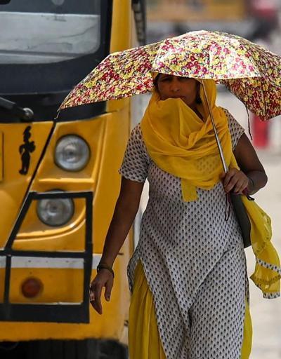 Hindistan kavruluyor: Hava sıcaklığı 49 dereceyi aştı