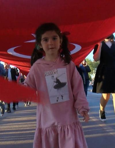 Üsküdarda 19 Mayıs Gençlik Yürüyüşü... 100 metrelik Türk bayrağı açıldı