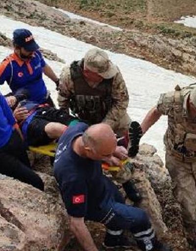 Mantar toplarken kayalıklardan düştü, askeri helikopterle hastaneye yetiştirildi