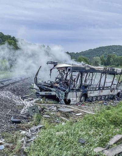 Almanyada feci kaza: Tren ile otobüs çarpıştı