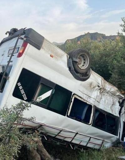 Salihlide kamyonetle minibüs çarpıştı: 4 yaralı