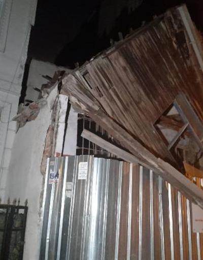 Fatihte 2 katlı ahşap bina çöktü