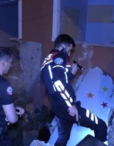 Sağlık ekibine yardım eden polisi bıçakla yaralayıp kaçtı