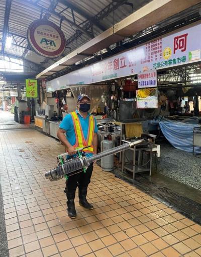 Tayvanda temizlik işçileri koronavirüse yakalandı, çöpleri belediye başkanı topladı