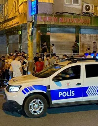 Diyarbakırda kuyumcuya ulaşamayan müşteriler iş yeri önünde toplandı