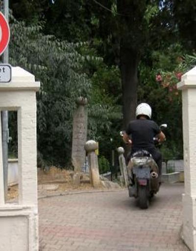 Yasak dinlemeyen motokuryeler mezarlıktaki yaya yolunu kullanıyor
