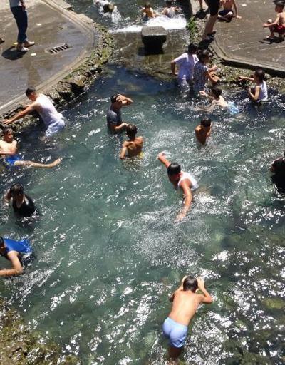 43 dereceyi gören Diyarbakır’da çocuklar süs havuzuna koştu