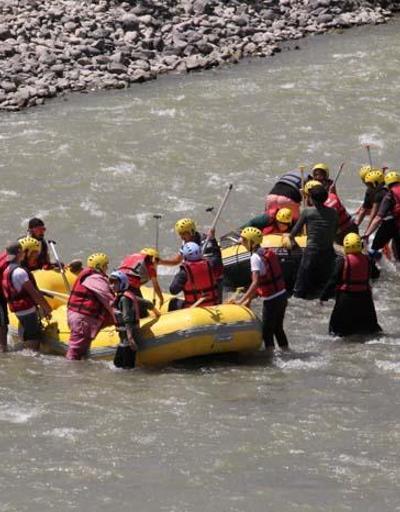 Turistlerin Karasu Nehrinde rafting keyfi