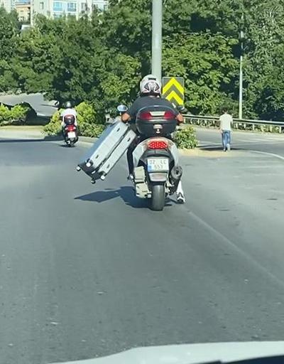 Trafikte bavul taşıyan motosikletli kamerada