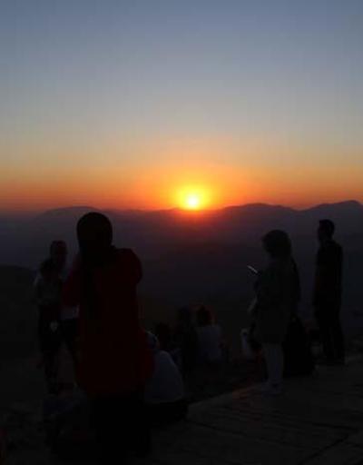Nemrut Dağı’nda hafta sonu turist yoğunluğu yaşandı
