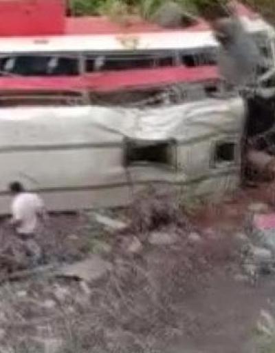 Hindistanda güvenlik güçlerini taşıyan otobüs nehre düştü: 7 ölü, 32 yaralı