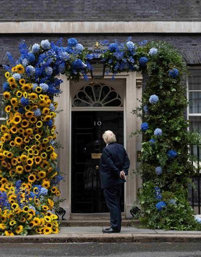 İngiltere başbakanlık konutu Ukrayna bayrağının renkleriyle süslendi