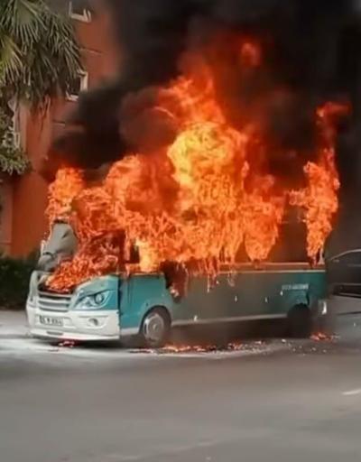 Seyir halindeki yolcu minibüsü alev alev yandı