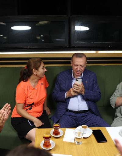 Cumhurbaşkanı Erdoğandan sürpriz ziyaret Beylerbeyinde vatandaşlar sohbet etti