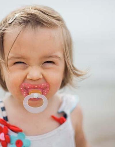 Bebeklikte uzun süre emzik kullanımı diş bozukluğuna neden olabilir