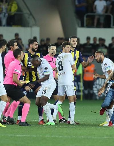 Ankaragücü-Beşiktaş maçında Josef de Souza kırmızı kart gördü
