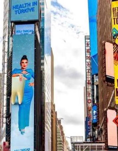 İş insanı Aslı Tarcan New York Times Square’de bayrağımızı dalgalandırdı