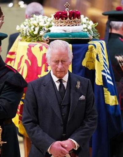 Kraliçe II. Elizabethin çocukları cenaze başında nöbet tuttu