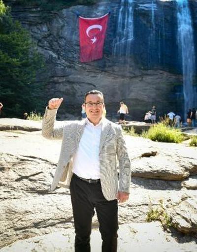 Suuçtu Şelalesinde 100 metrekarelik Türk Bayrağı açıldı