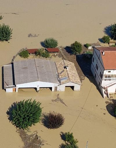 İtalyada sel felaketi: En az 10 ölü Onlarca kişi çatılarda mahsur kaldı