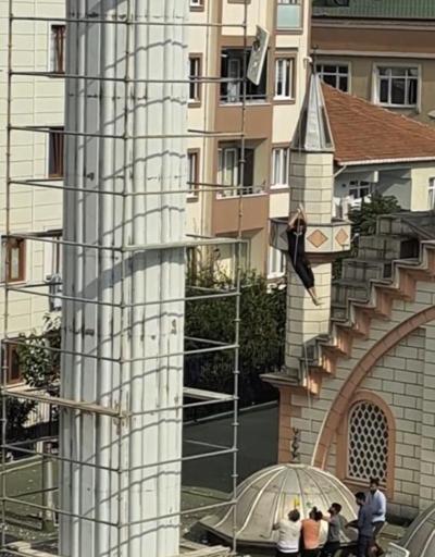 İstanbul’da ilginç minare yenilemesi kamerada: Aşağıya atlayıp yukarıya taş çektiler