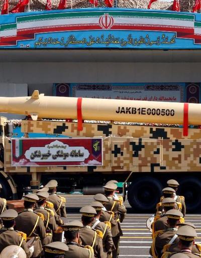 İran, yeni balistik füzesi Rezvanı tanıttı