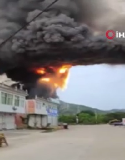 Dumanlar gökyüzünü kapladı Çinde petrol tankeri kamyonla çarpıştı