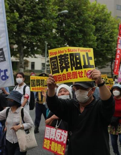 Japonyada Abe için yapılacak resmi cenaze törenine protesto: Ekonomik krize dikkat çektiler