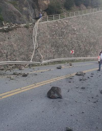 Zigana Dağından karayoluna düşen kayaları sürücüler temizledi