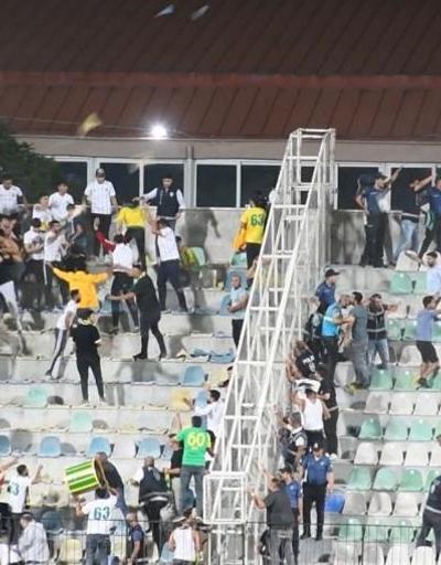 Tarsus İdman Yurdu ile Şanlıurfa maçında koltuklar havada uçuştu