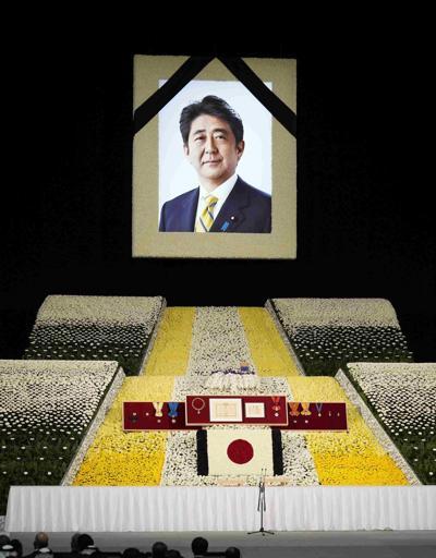 Suikasta kurban giden Şinzo Abeye son veda: Cenaze töreni protesto edildi