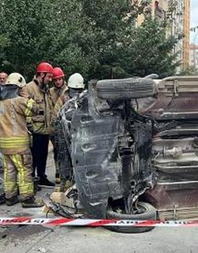Kadıköy’de direğe çarpan otomobil yan yattı