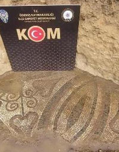 İzmirde 2 bin yıllık mozaik ele geçirildi; 1 gözaltı