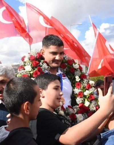 Dünya şampiyonu Taha Akgüle memleketi Sivasta coşkulu karşılama